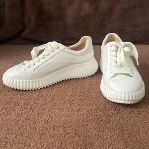 Silent D platform sneaker